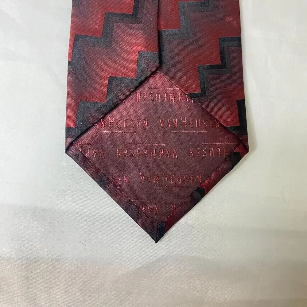 #6597 Van Heusen Maroon and Black Zig Zag Mens Necktie, Tie